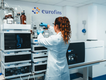 Scientist in an analytical laboratory performing Extractable & Leachables testing using chromatography and spectrometry equipment at Eurofins. Advanced instruments ensure the safety and compliance of materials in contact with drugs or food.